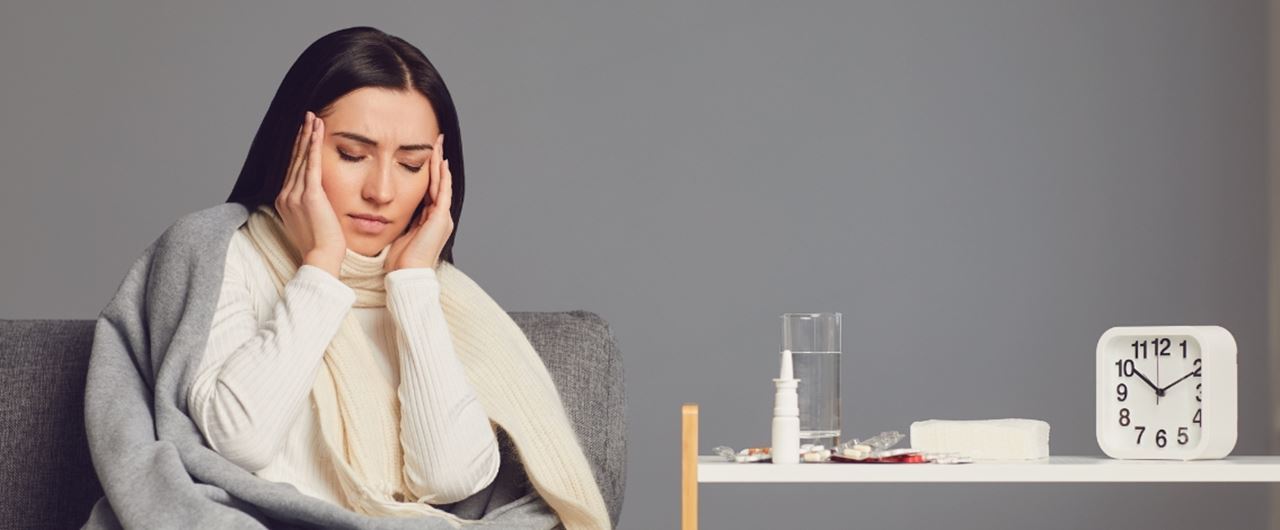 Une femme se tient la tête