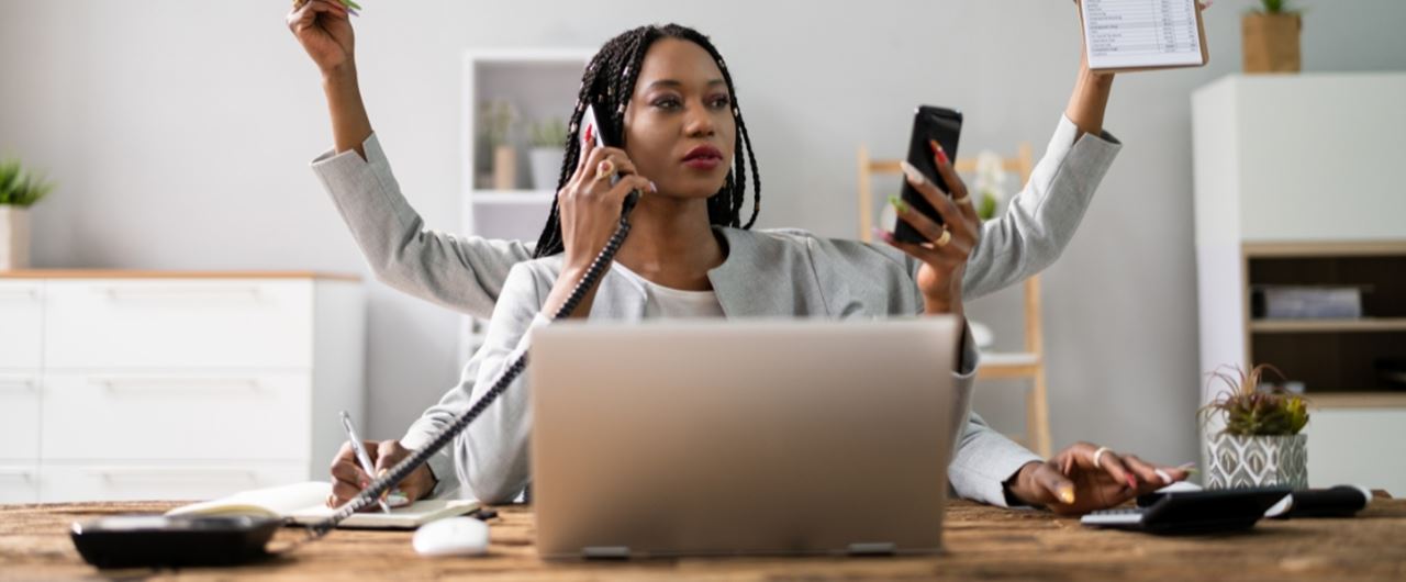 Une femme avec quatre bras faisant plusieurs choses à la fois