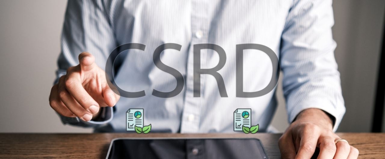 Infographie avec les lettres CSRD devant un homme