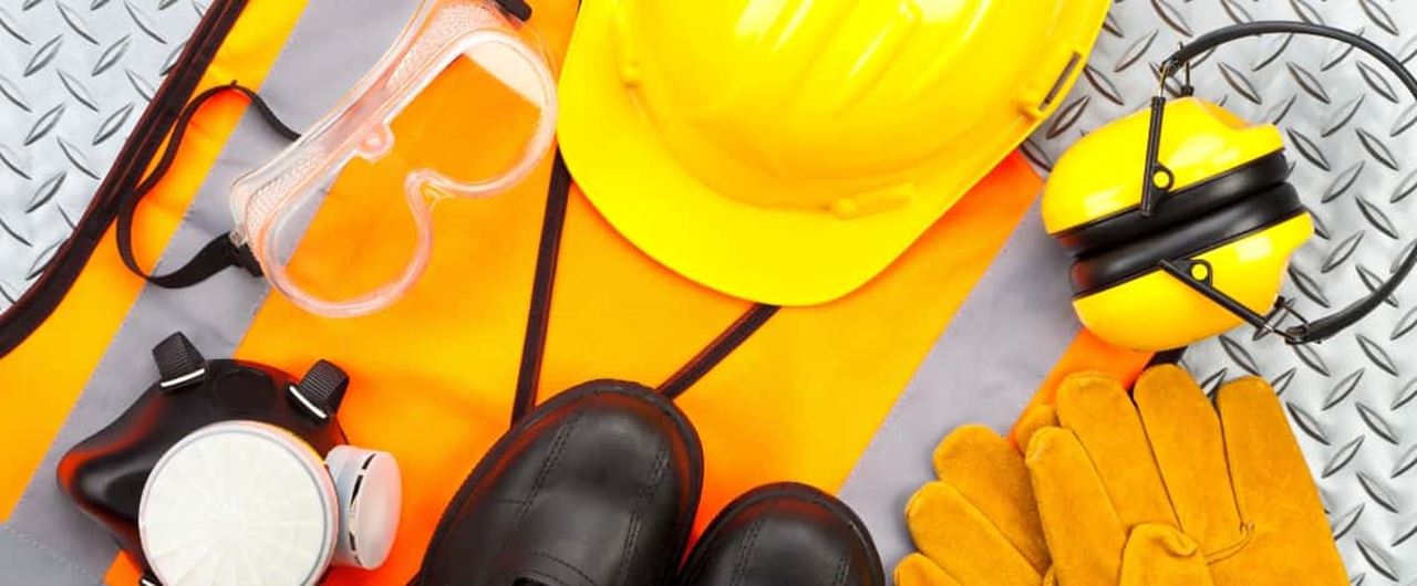Equipements complet d'un ouvrier posé au sol