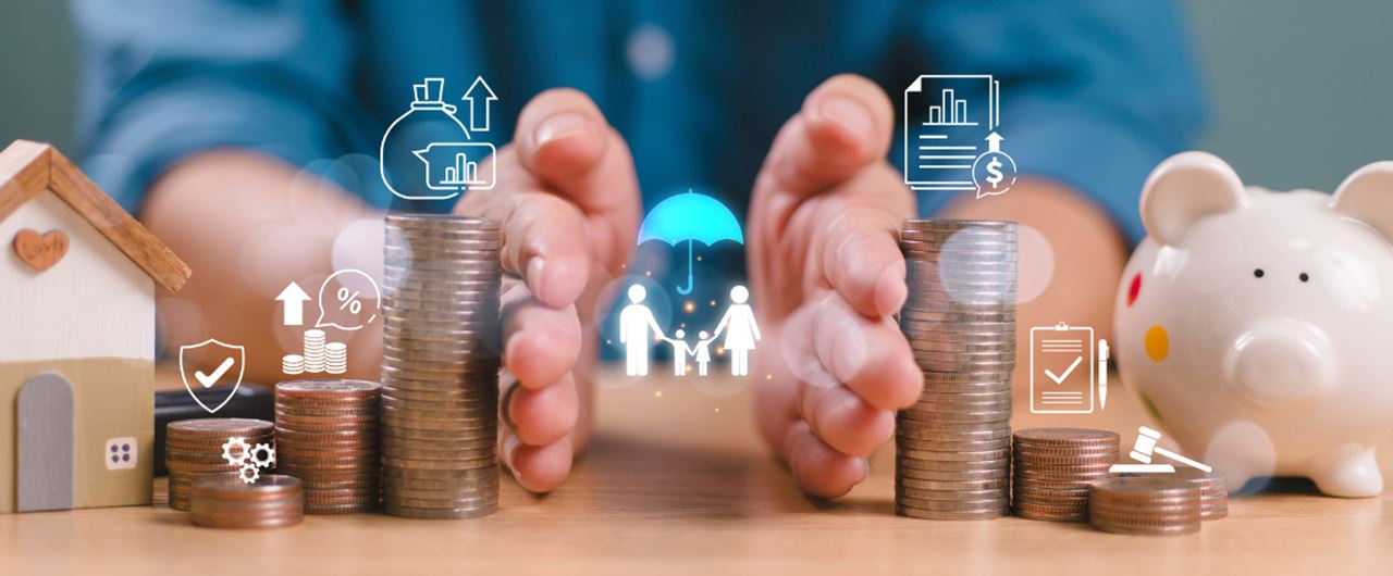 Des piles de monnaies posées sur une table