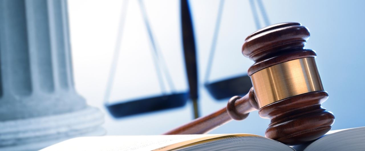 Un marteau de justice posé sur un livre