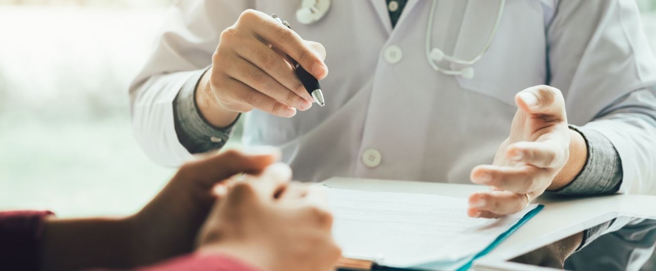 Un homme consultant un dossier