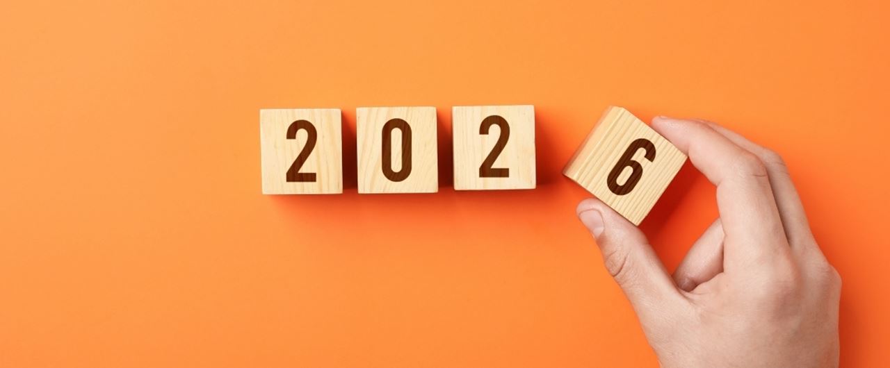 Infographie avec quatre dés en bois formant 2026