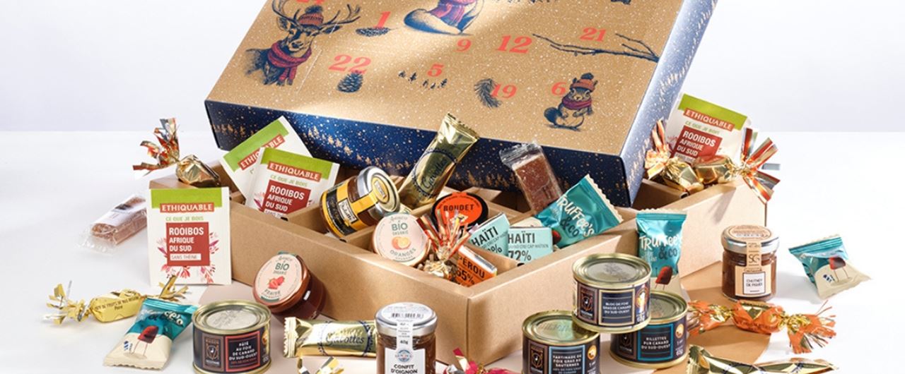 Une boite en carton contenant beaucoup de cadeaux