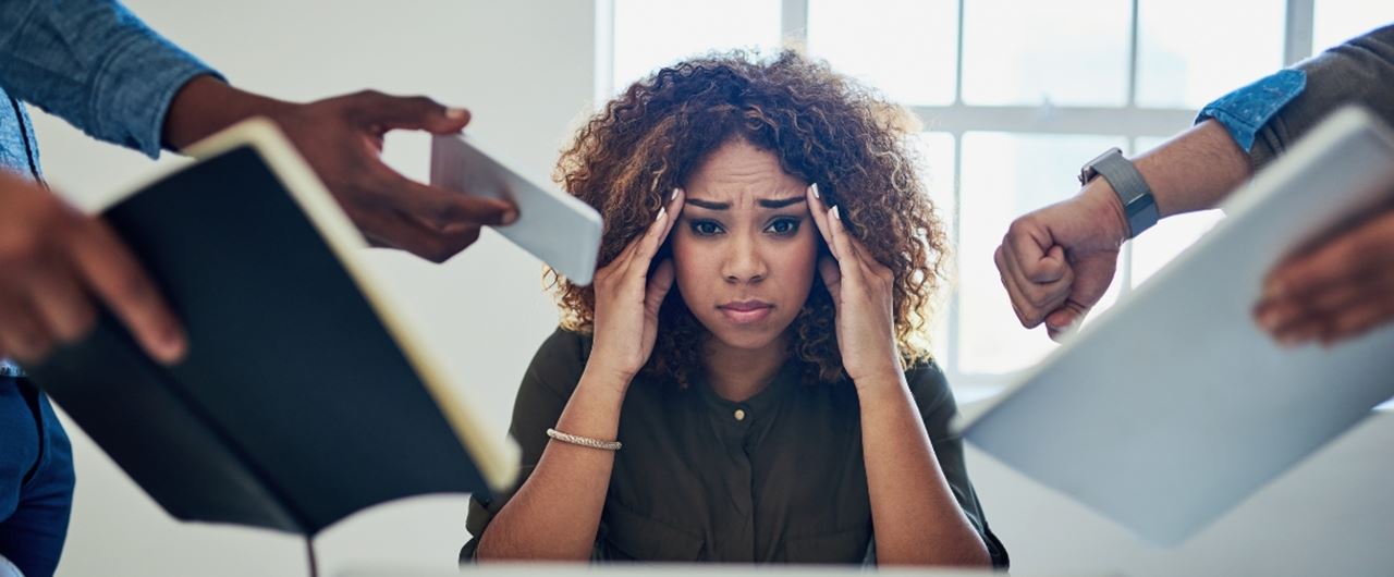 Une femme aux cheveux bouclés fronçant les sourcils