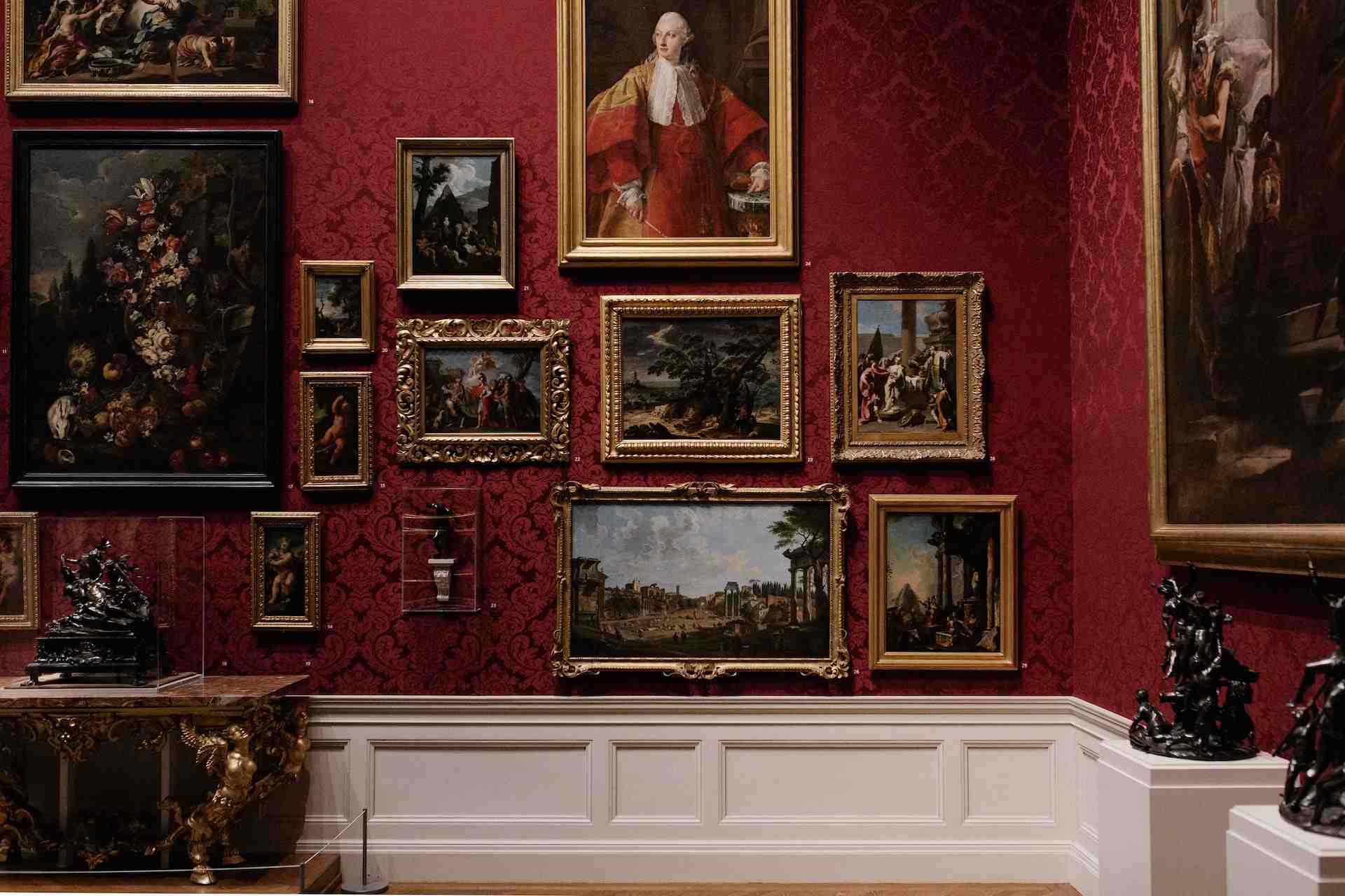 Un mur rempli de tableaux historiques