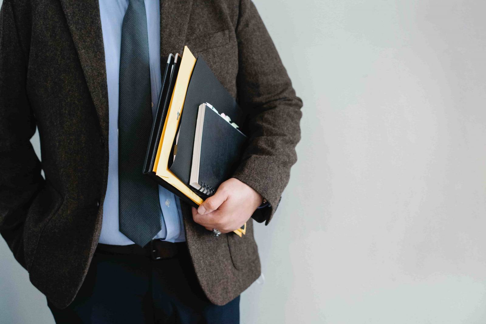 Un homme marchant avec un dossier sous le bras