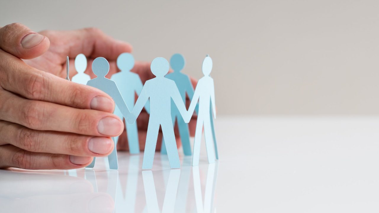 construction en papier de plusieurs personnes en cercle
