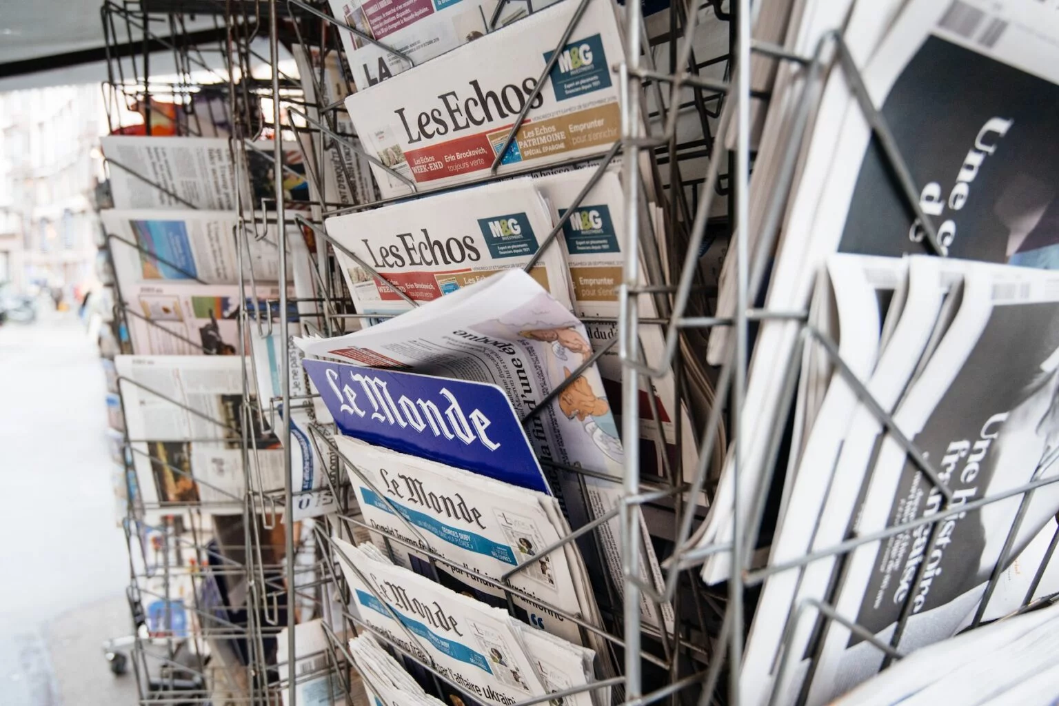 Des journaux placés sur un tourniquet