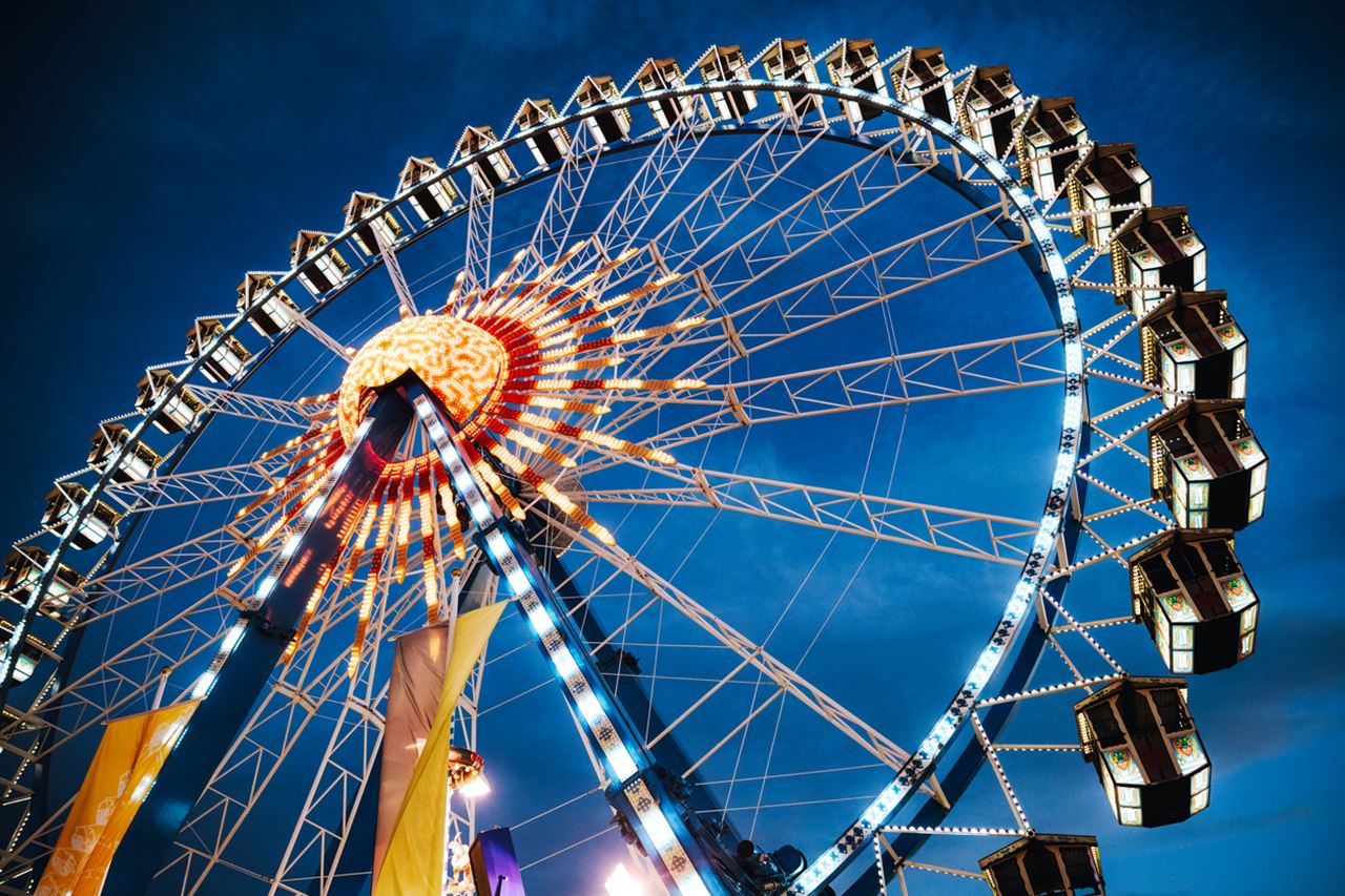 Une grande-roue vue en contre-plongée