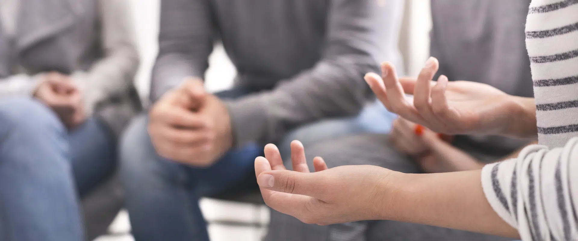 Une personne anonyme discutant avec d'autres personnes en cercle