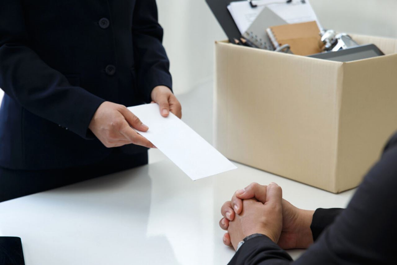 Un homme tend une enveloppe vide à un autre homme