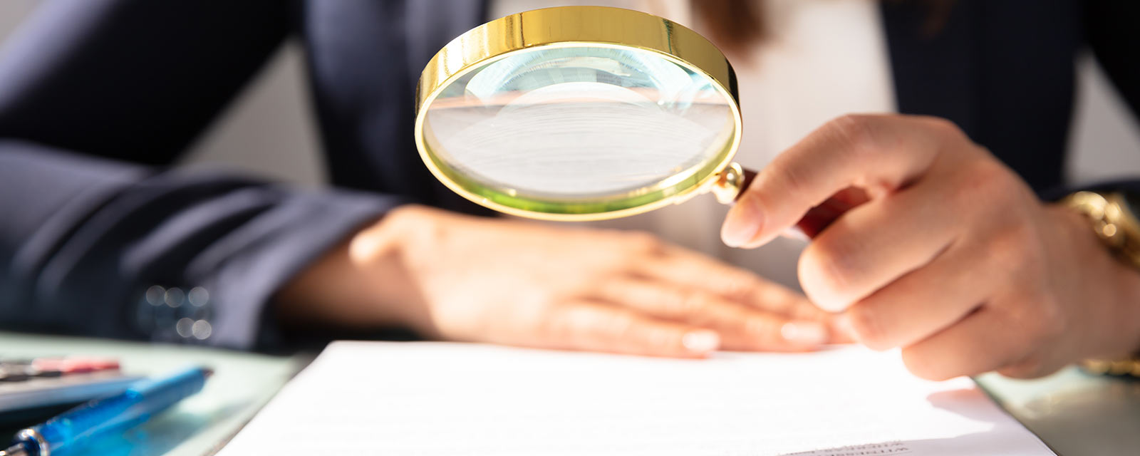 Une femme utilisant une loupe