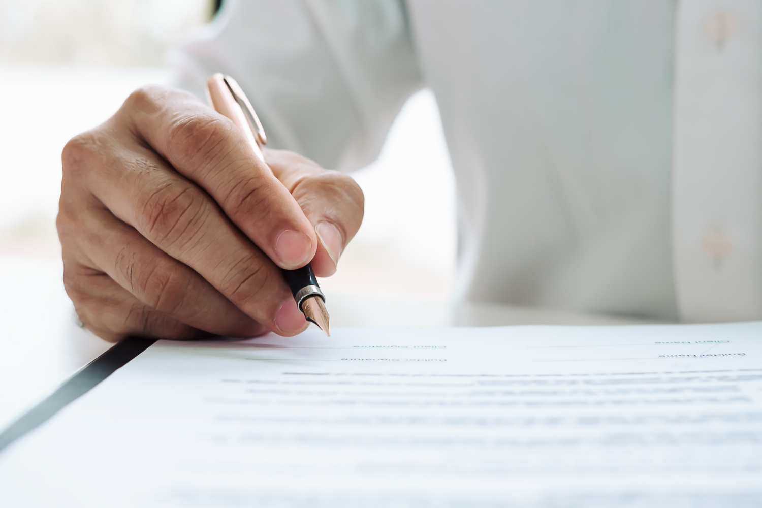Une main écrivant au stylo
