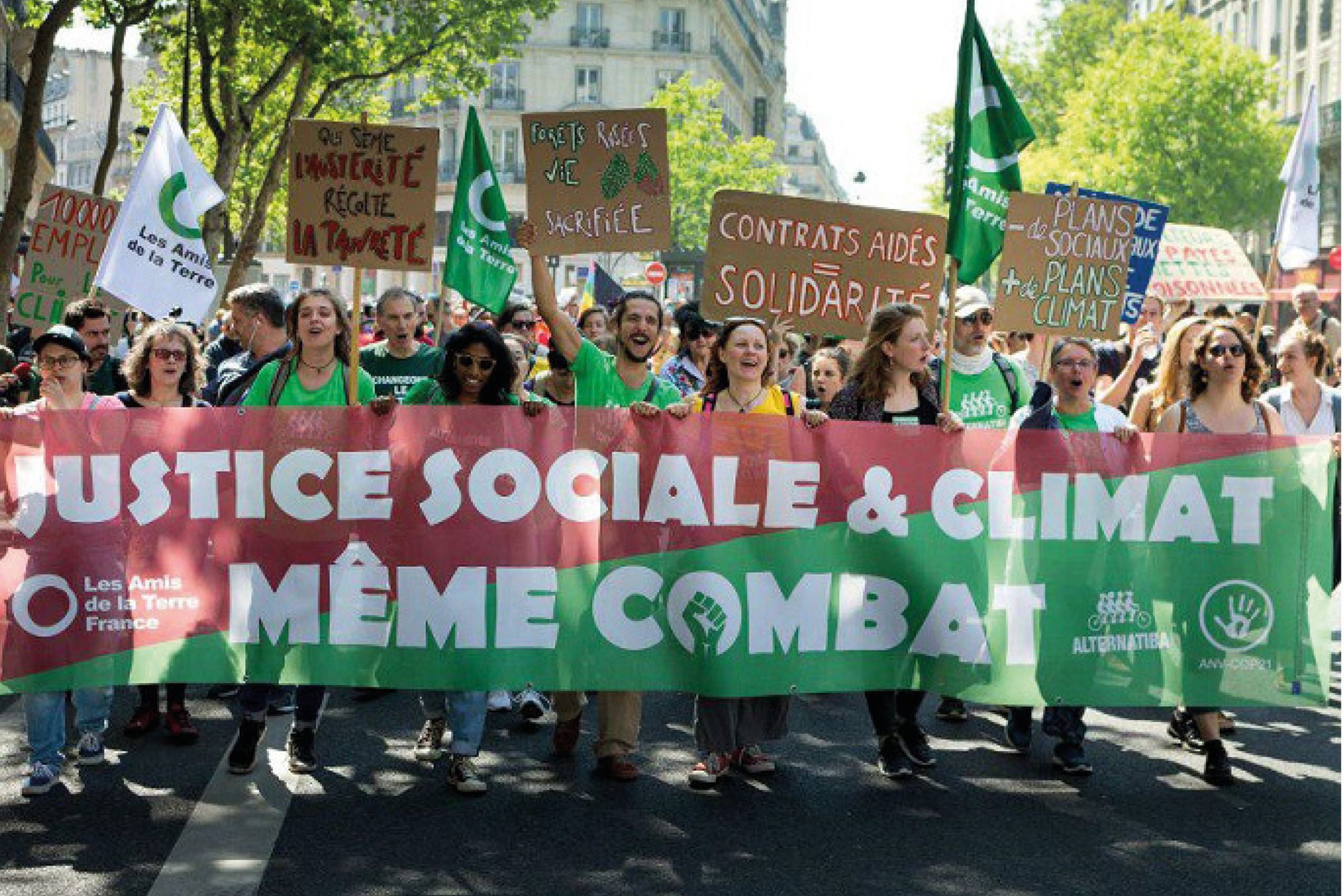 Manifestation avec une banderolle Justice sociale et climat