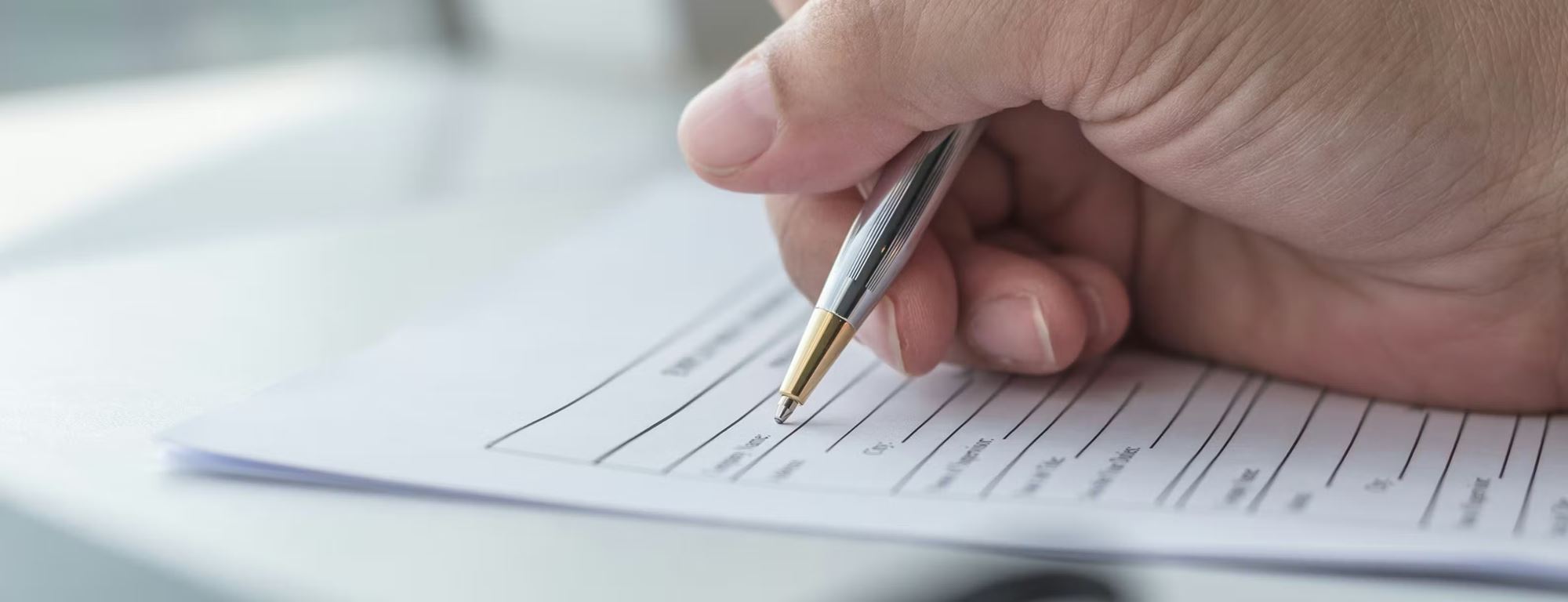 Une personne remplissant un formulaire papier
