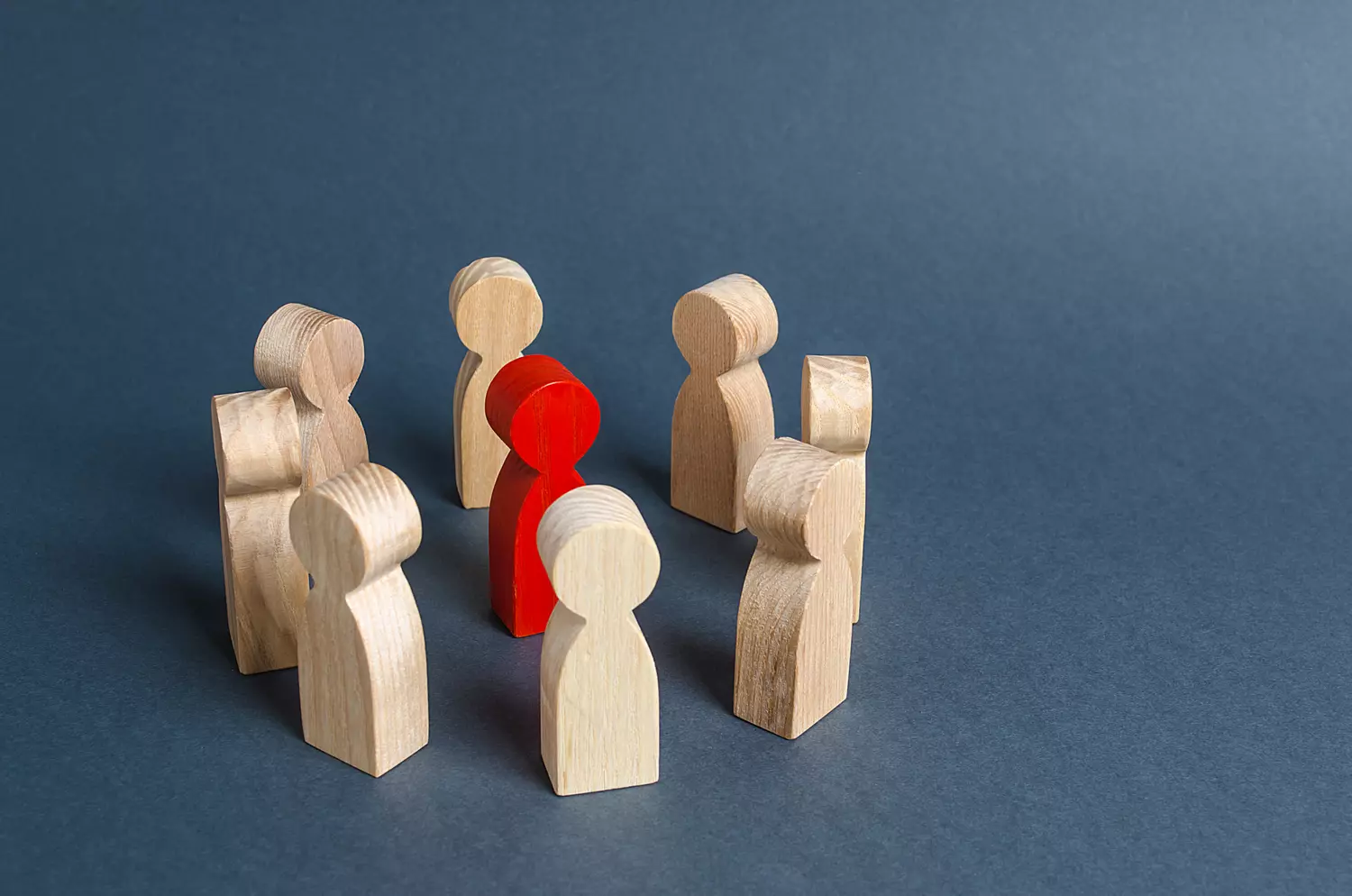 Des jouets en bois ressemblant à des personnes posés en cercle