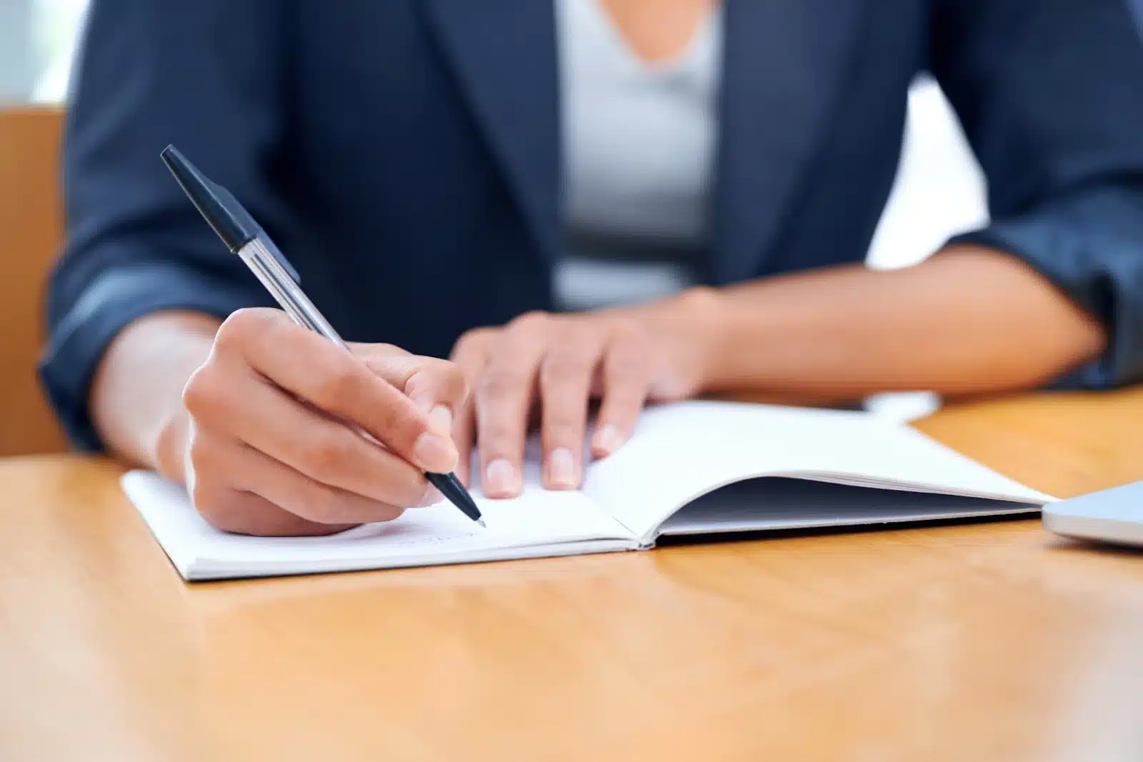 Une femme écrit un texte dans un cahier