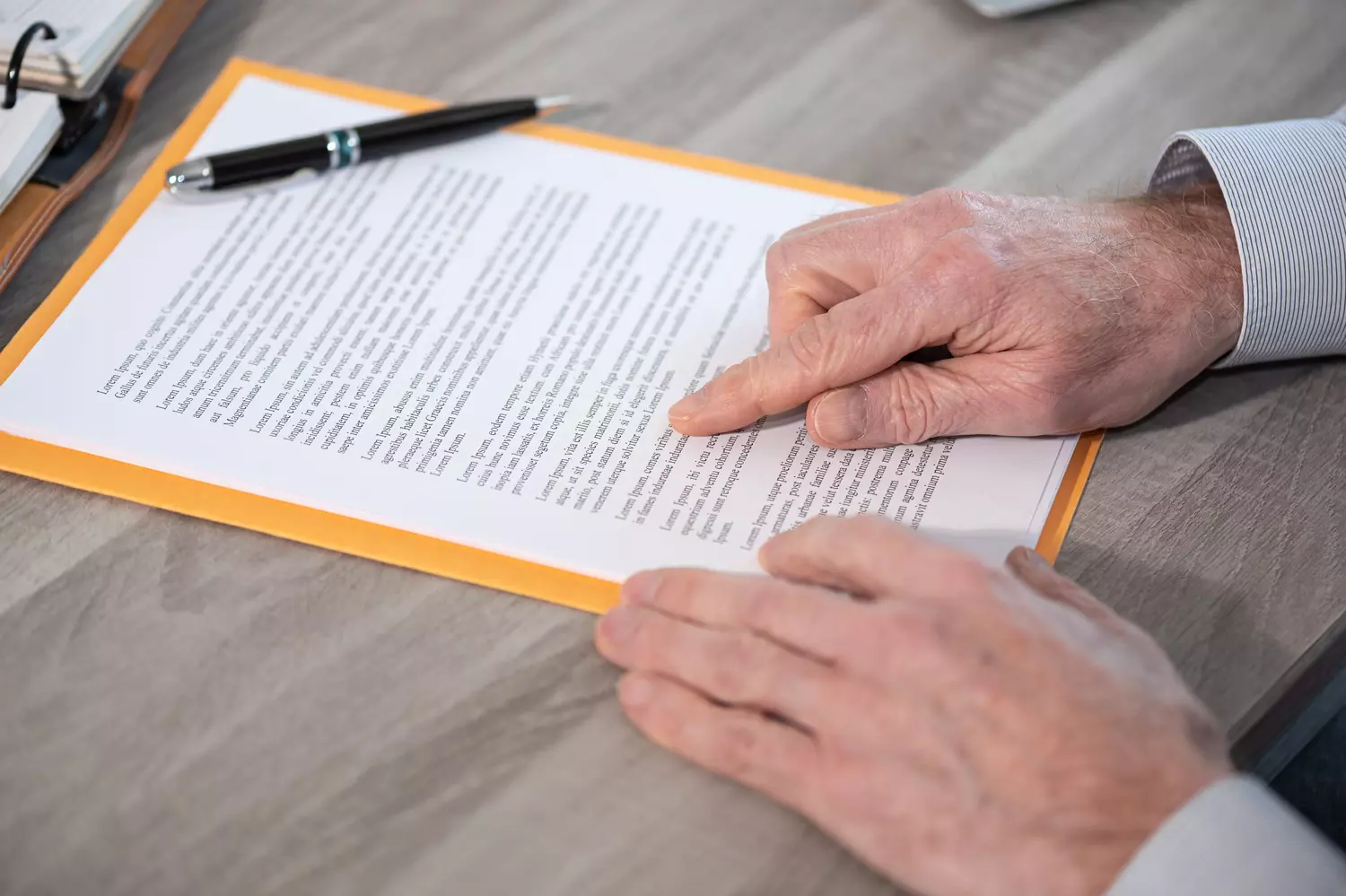 Une personne lit une lettre en suivant les mots avec son doigt