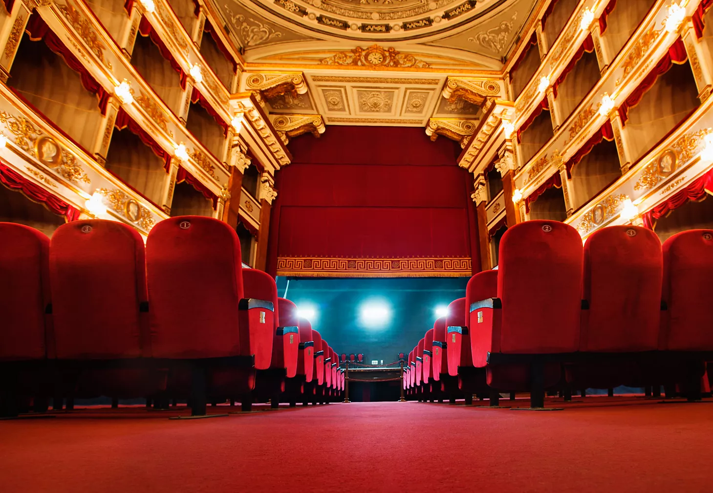 Des fauteuils rouge dans une salle de théâtre
