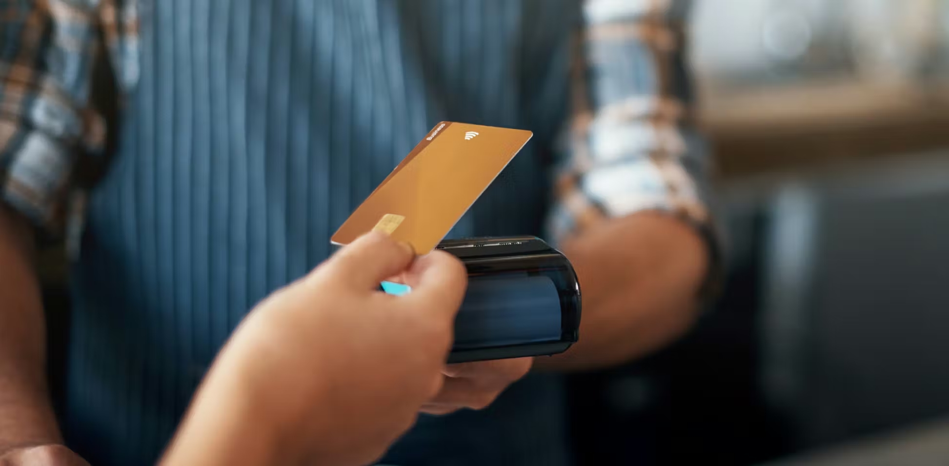 Une femme tendant une carte bancaire à un homme