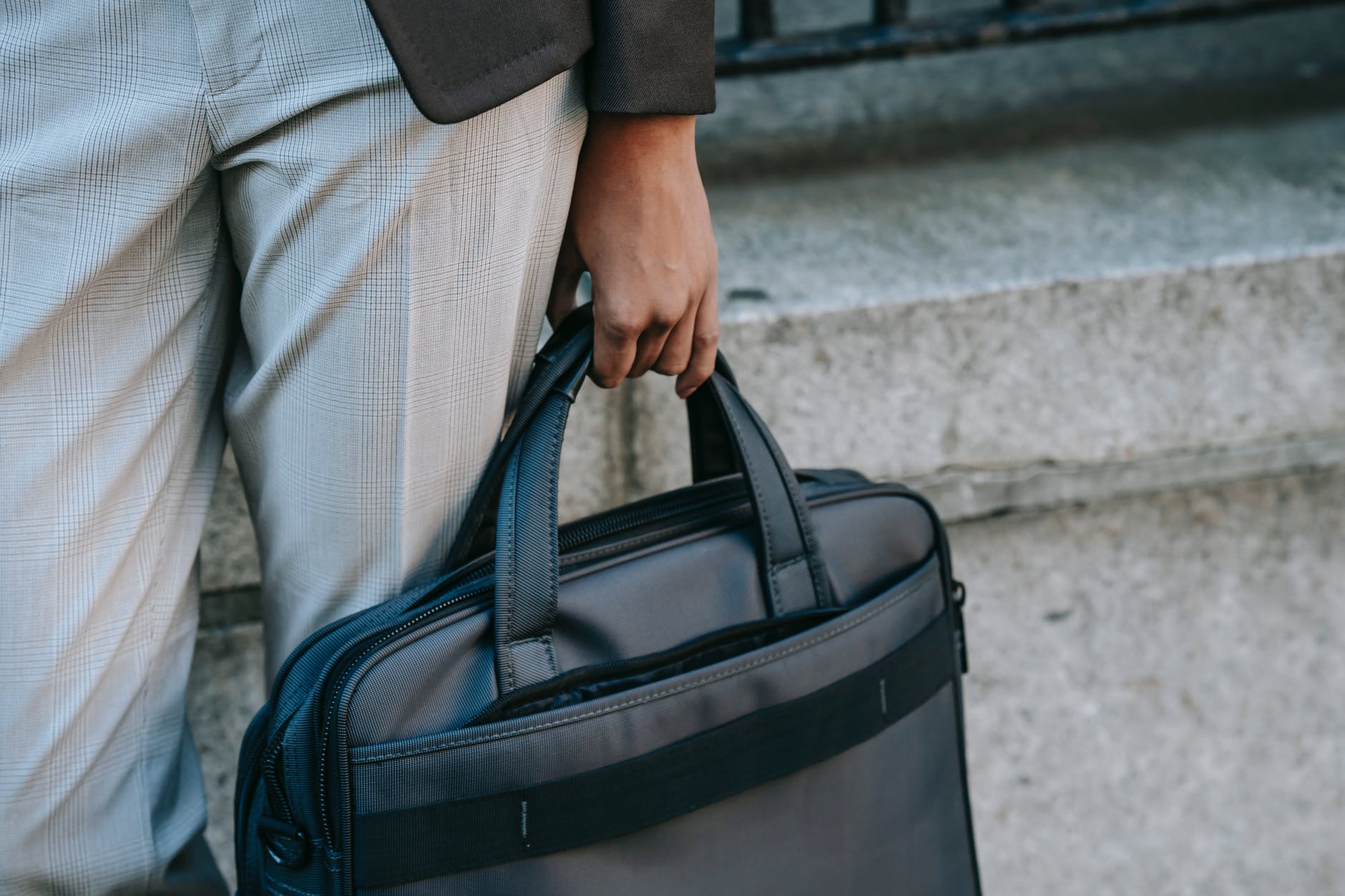 Une personne tenant un cartable noir