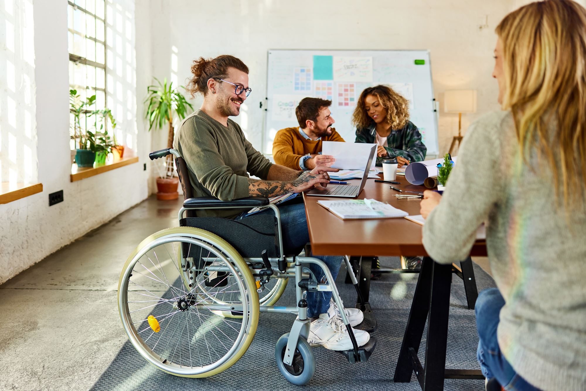 Une personne en fauteuil roulant participant à une réunion