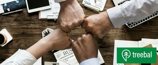 Quatre mains se soudant au-dessus d'une table