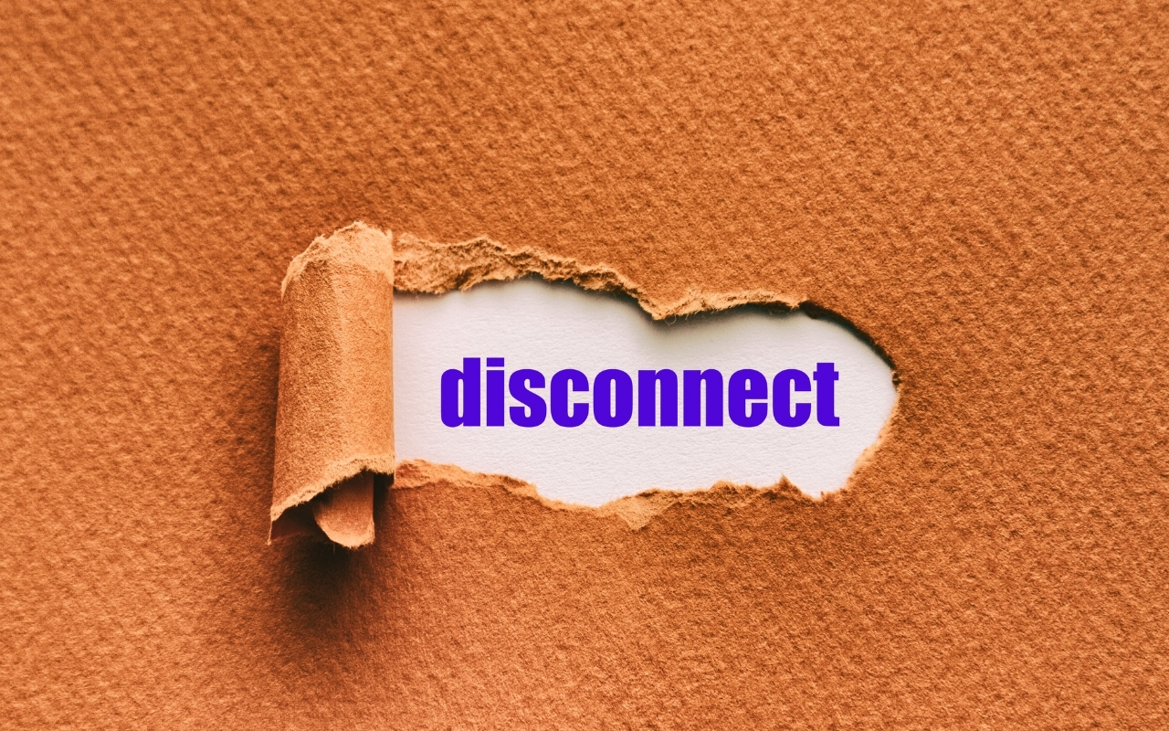 Un papier déchiré au centre révélant le mot disconnect