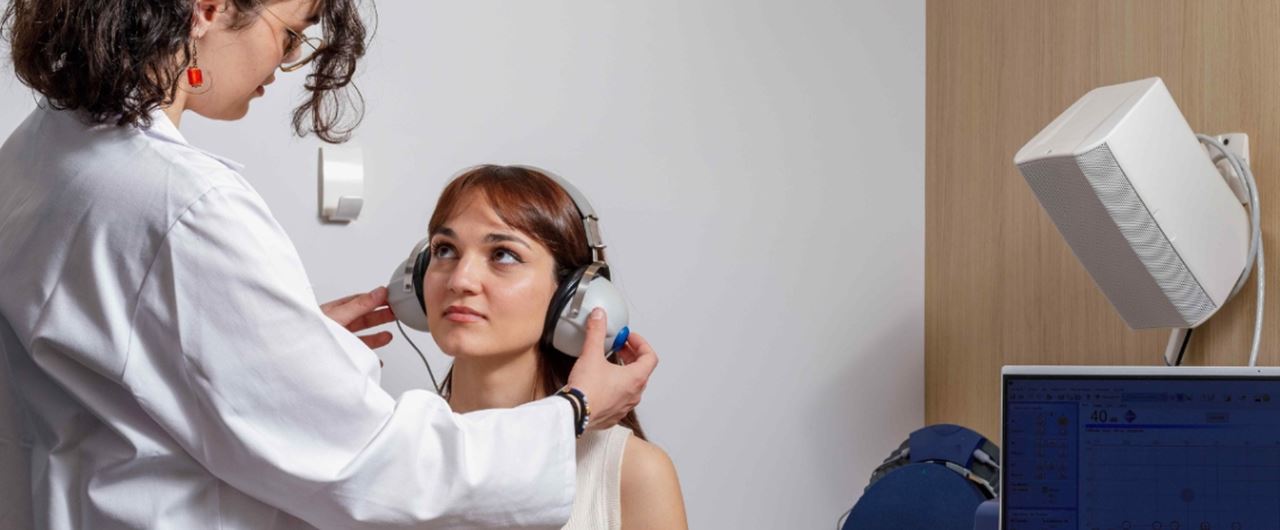 Une jeune avec un casque auditif de mesure 