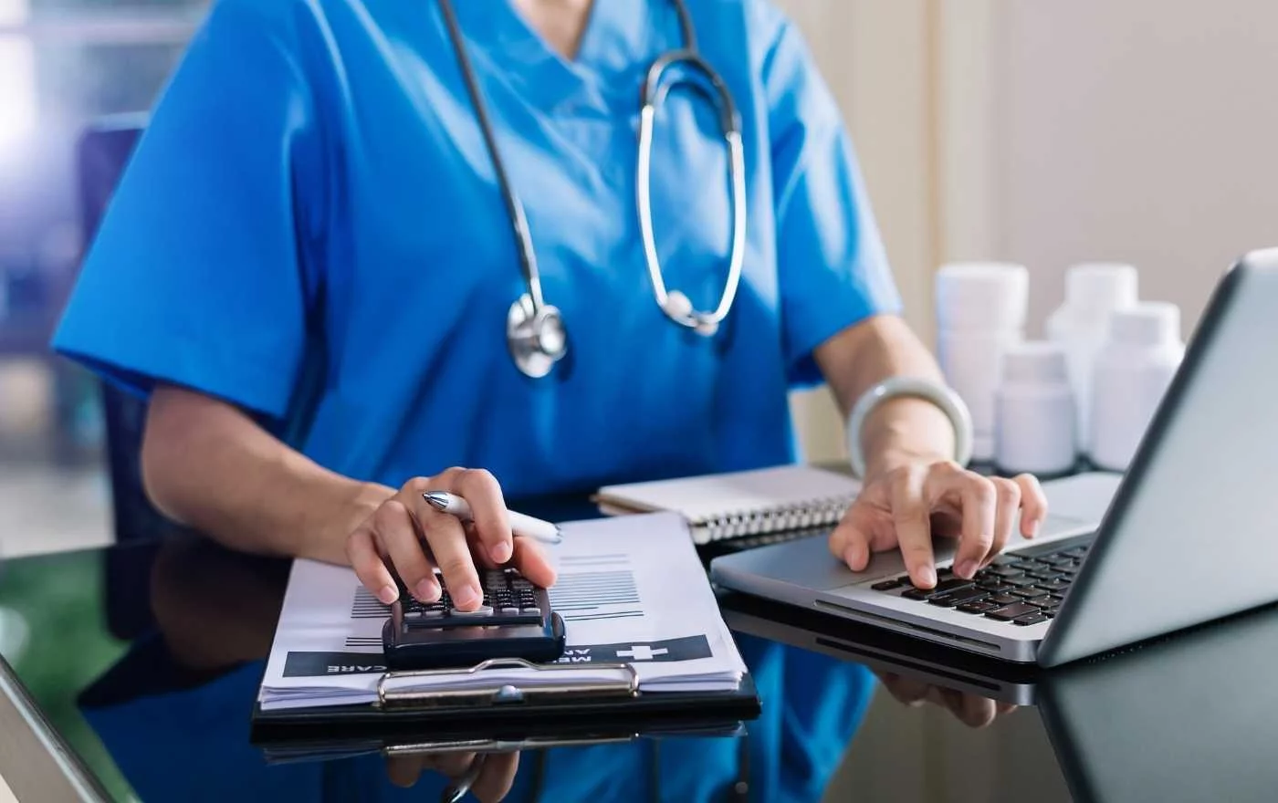 Un médecin devant un ordinateur portable