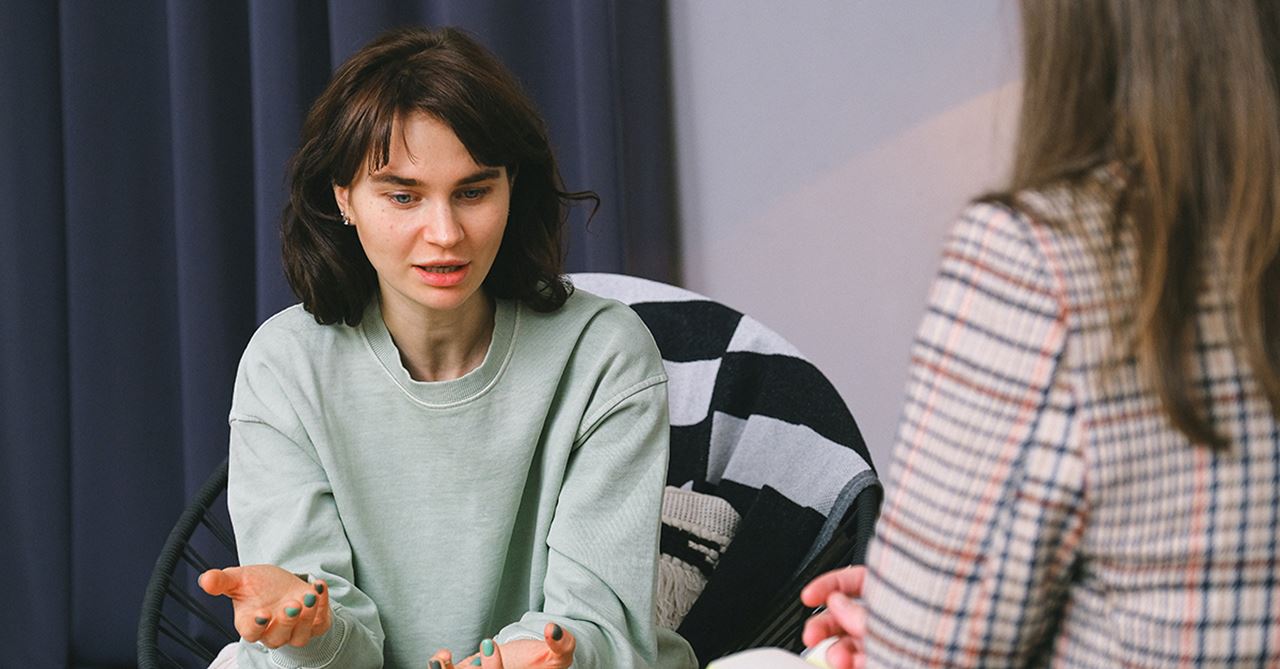 Une femme triste avec une autre femme