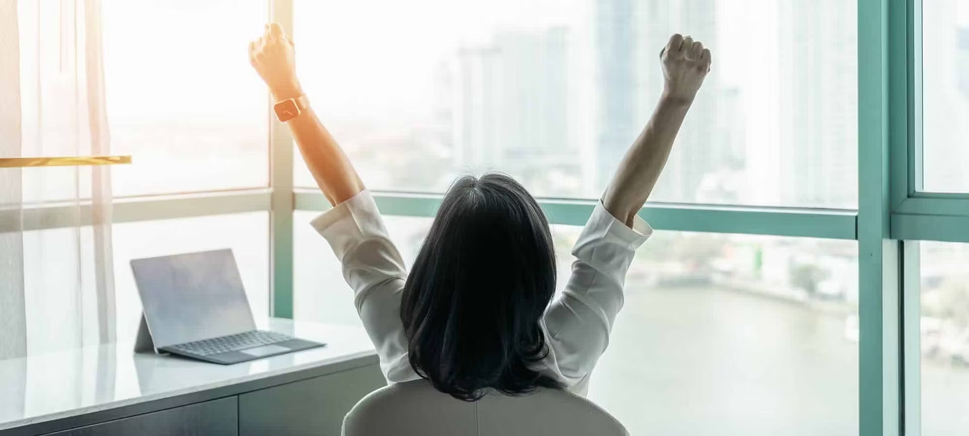 Une femme s'étirant sur sa chaise de bureau