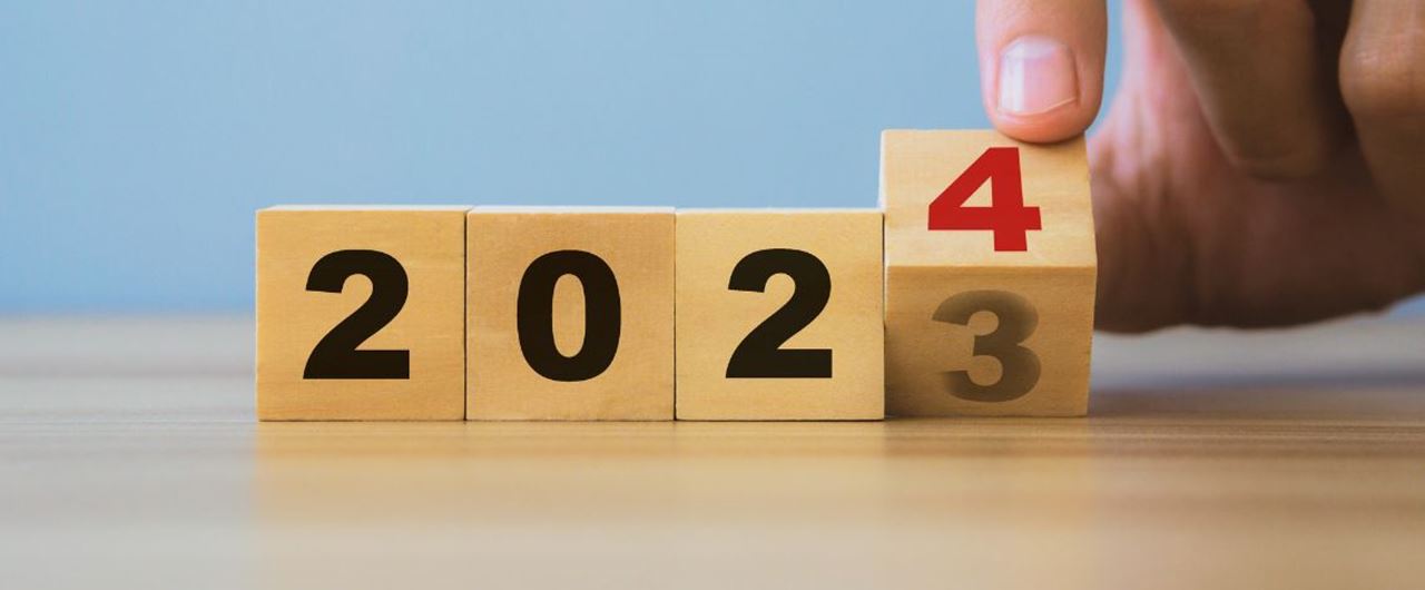 Quatre dés en bois assemblés pour constituer 2024