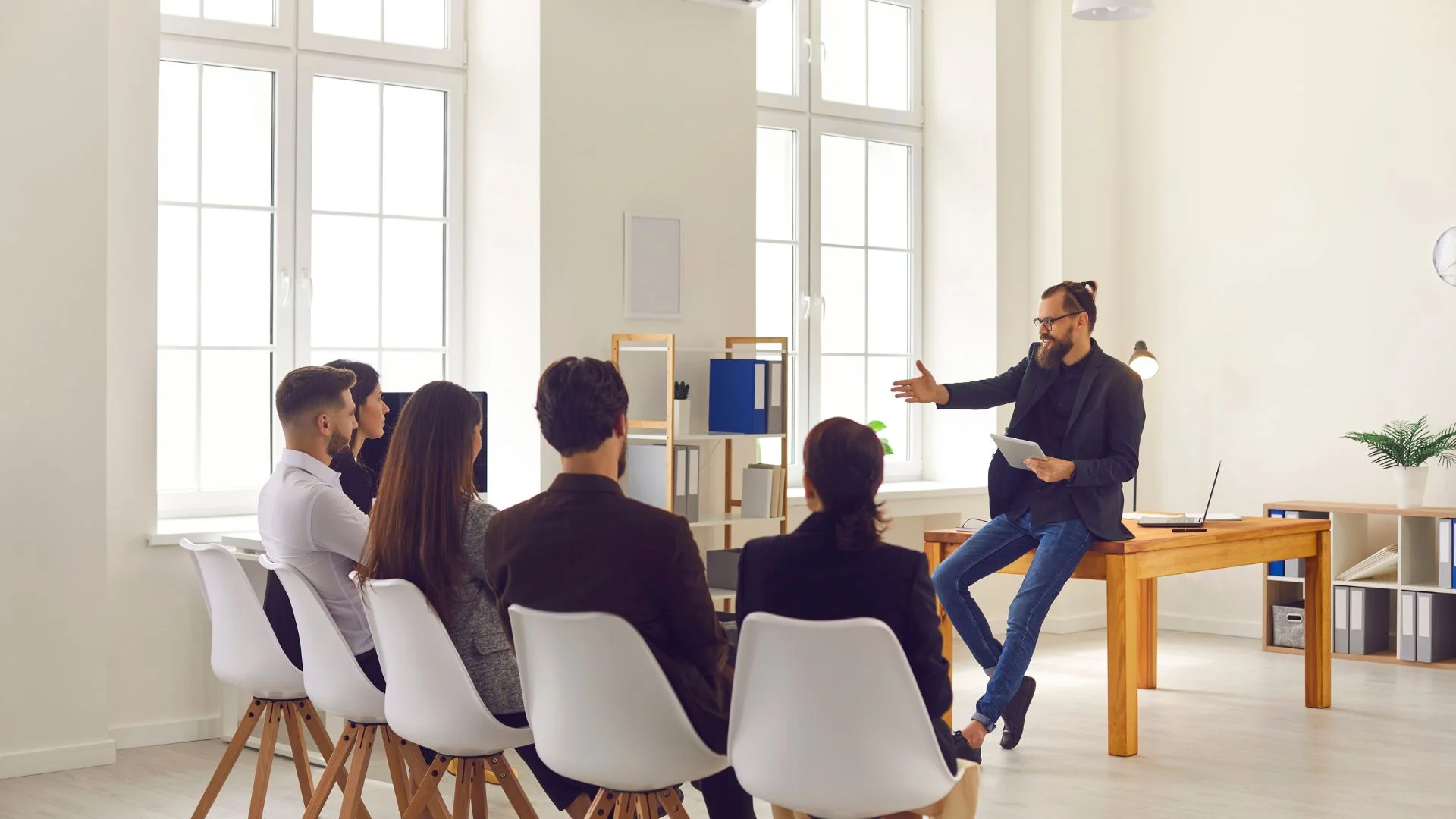 Un homme parlant à une audience assise devant lui