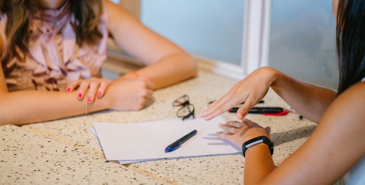 Deux enfants discutant autour d'une table