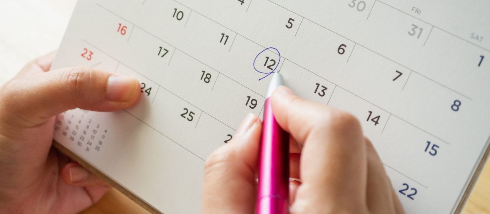 Une personne entourant un chiffre sur un calendrier