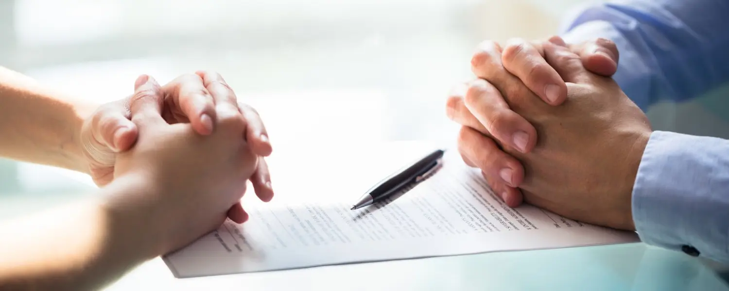Deux personnes négociant devant un contrat