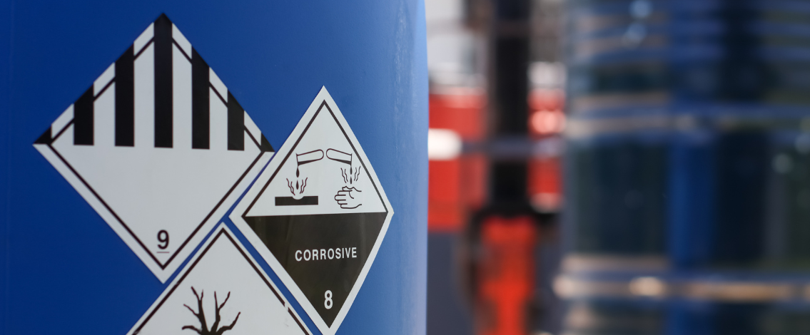 Des symboles de danger sur un fût bleu