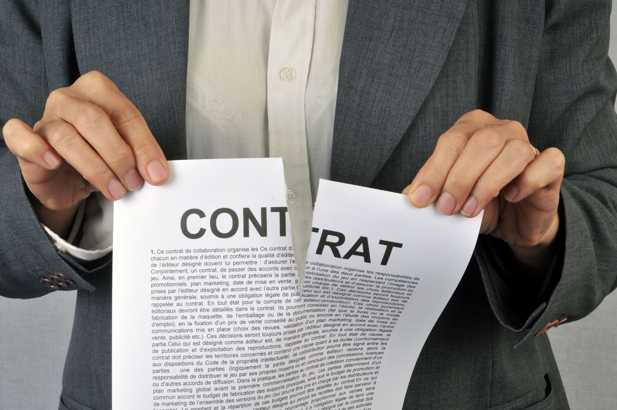 Un déchirant un contrat