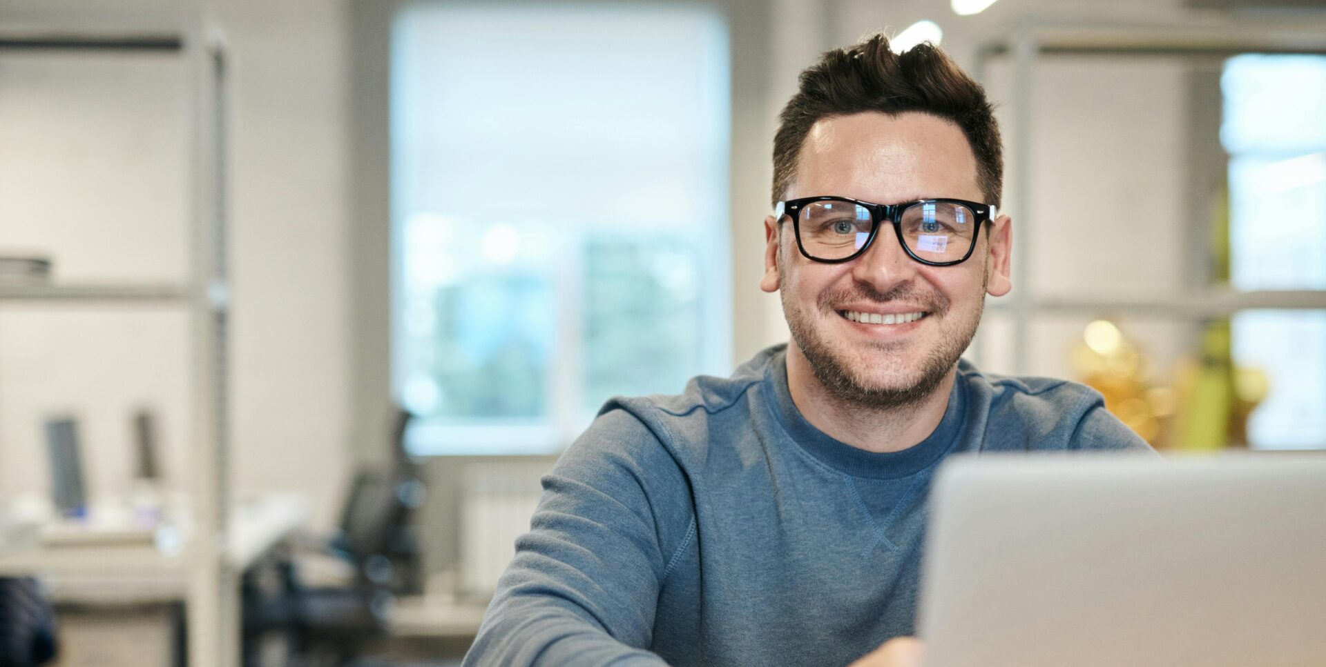 Un homme avec des lunettes souriant