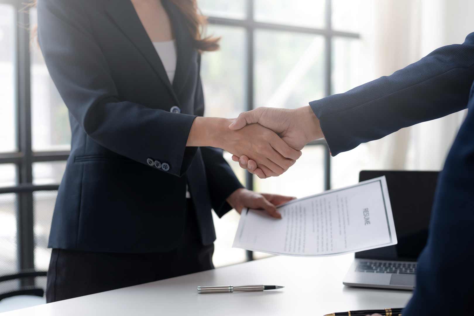 Deux personnes se serrant la main en signe d'accord