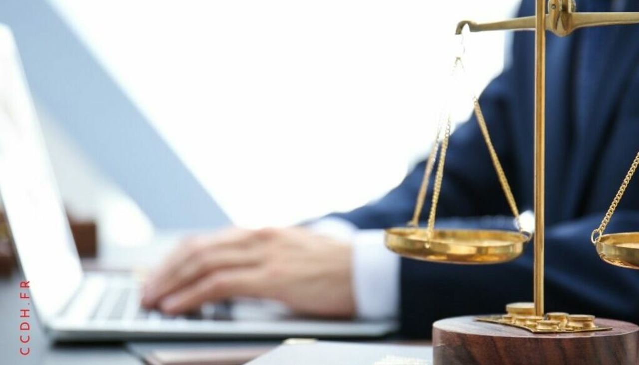 Balance de justice sur une table