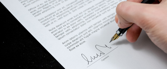 Personne en train de signer une lettre