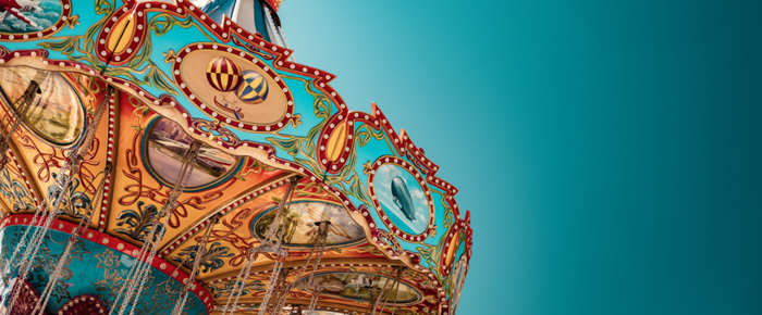 Sommet d'un carrousel sur fond bleu