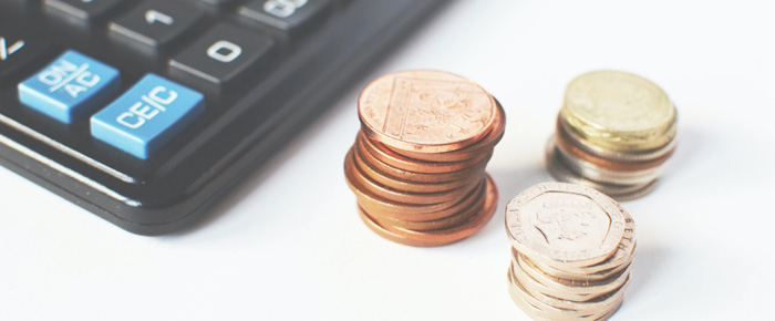 De l'argent à côté d'une calculatrice