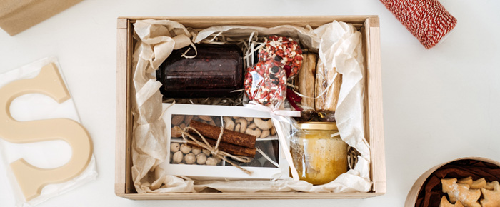 Un panier avec des conserves et des biscuits