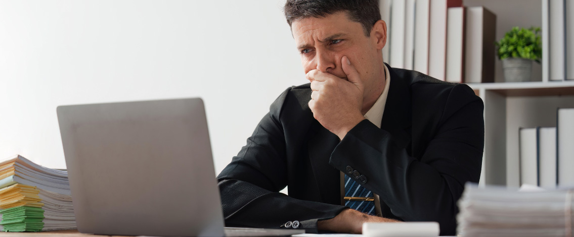 Un homme préoccupé devant un ordinateur