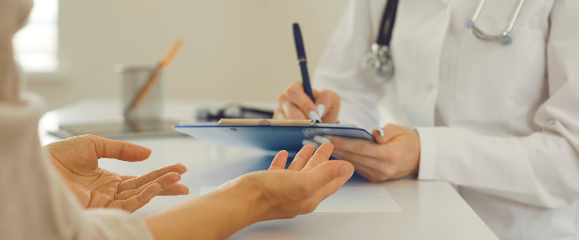 Un médecin et un patient en consultation
